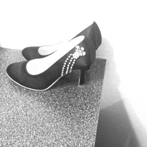 Black heel shoes with silver designs